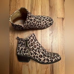 Leopard print ankle booties size 7